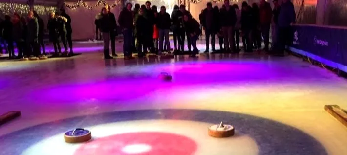Tory do curlingu w fioletowym świetle